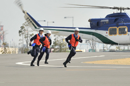 写真: ヘリコプターで「そなエリア東京」に到着した現地調査班 (東京都江東区有明)