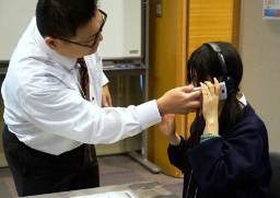 写真: ワークショップで「スマートソニックレシーバー」技術を体験する学生