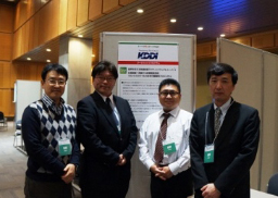 写真: ワークショップに参加した社員 (左から) KDDI技術戦略部担当部 長川田亮一、KDDI研究所 課長補佐 若松大作、KDDI 商品統括部課長補佐 鈴木雅弘、KDDI研究所 担当部長 小島淳一