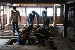 写真: 老朽化した床の撤去を行う社員