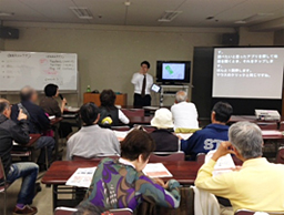 写真: 「スマートフォン・タブレット教室」の様子