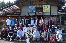 写真: 参加した社員とその家族