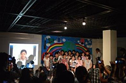 写真: チュニジア共和国の学校とテレビ電話でコミュニケーションする白幡小学校の児童たち