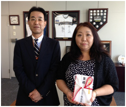 写真: 「みちのく会」会長 本間紀伊子氏とKDDI北海道総支社長 前田純一