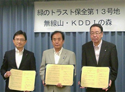 写真: 覚書を締結した3者