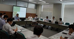 写真: イースクエア株式会社本木社長による講義