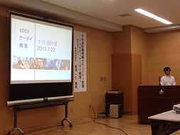 写真: 講義する飯塚CSR・環境推進室長