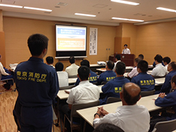 写真: 受講後、質問する千住消防署員