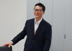 写真: 講義を行う株式会社国際社会研究所代表取締役 兼 NEC CSR・環境推進本部 主席主幹 鈴木氏