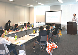 写真: KDDI社員による環境授業