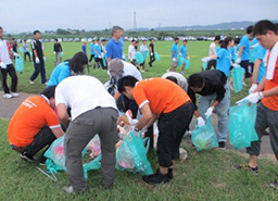写真: 北日本新聞納涼花火大会後の清掃活動の様子