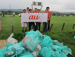 写真: 北日本新聞納涼花火大会後清掃活動に参加した社員