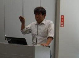 写真: 研究会メンバーによるCSVモデルの発表