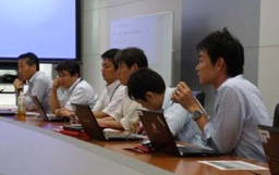 写真: 提案されたCSVモデルについて質問をする社員