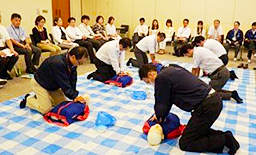 写真: 心肺蘇生法の訓練実技の様子