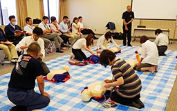 写真: AED取扱い訓練実技の様子