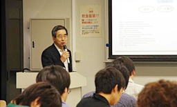 写真: 講義を行うKDDI財団理事長 伊藤 泰彦