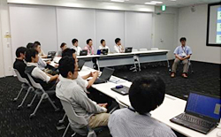 写真: 真剣に聞き入るセミナー参加者