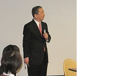 写真: 講演するエーオンヒューイットジャパン 清水氏