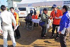 写真: 衛星電話説明の様子