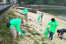 写真: ビーチクリーニング