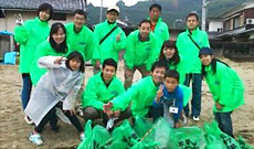 写真: 参加したKDDI社員と家族ら