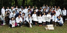 写真: KDDIグループ社員と森林保全活動に参加した皆さん