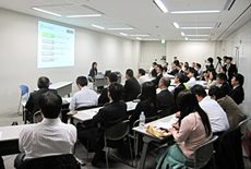 写真: 多数の社員が参加した「仕事と介護の両立講座」