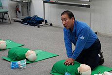 写真: 実技指導する公益財団法人 東京防災救急協会職員