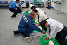 写真: 実技指導する東京消防庁 麹町消防署員