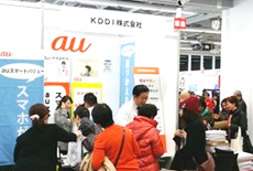 写真: 盛況のKDDIブース