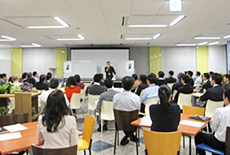 写真: 多数の社員が参加したセミナー会場