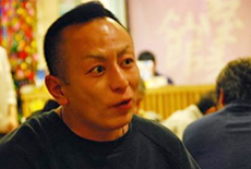 写真: 作業後に行われたブレーンストーミングで大槌町の漁業について語る新おおつち漁協組合の越田さん