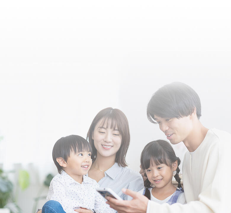スマホ依存対策として、家族でスマホ習慣を話し合う様子。KDDIは、今後も時代の変化に合わせて安心・安全なスマートフォン利用環境整備の強化に取り組んでいきます。