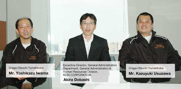 'Oraga-Otsuchi Yumehiroba Mr. Yoshikazu Iwama' (left), 'Executive Director, General Administration Department, General Administration & Human Resources Division, KDDI CORPORATION Akira Dobashi' (center), and 'Oraga-Otsuchi Yumehiroba Mr. Kazuyuki Usuzawa' (right).